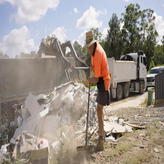 Limpieza de piscina y retiro de residuos