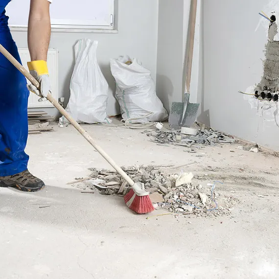 Equipo realizando limpieza de sitio de construcción